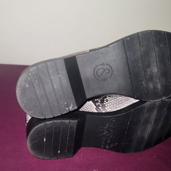 Treasure & Bond Gabriella Chelsea boot in a black and white snake print. Size 8 - Picture 9 of 9